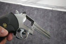 Load image into Gallery viewer, 40:   Smith &amp; Wesson Model 686 No-Dash in 357 Mag with 6&quot; Full Lug Barrel.
